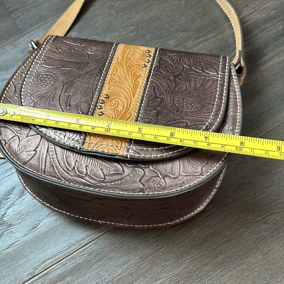 Tony Lama Saddle Bag/Crossbody,Bronze Floral Tooled,snap close,cell phone pocket - Picture 10 of 14